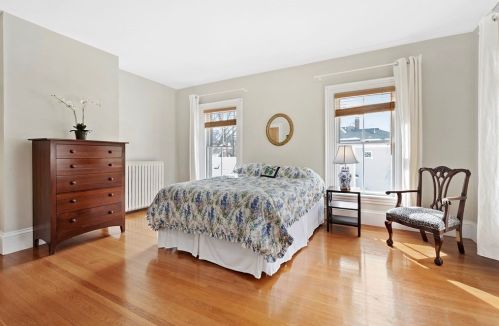 42 Maple St, Newton MA 02458-1712 exterior