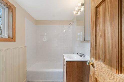 1086 Burt St, Taunton MA 02780-5166 exterior