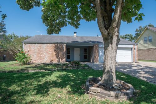 1204 Heron Dr, Taylor Lake Village TX  77586-2518 exterior