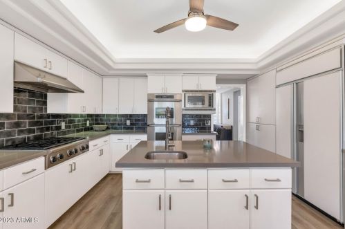 2347 Cinnabar Ave, Phoenix AZ  85028-3633 exterior