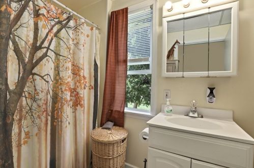 32 Corthell Ave, Whitman MA 02382-1803 exterior