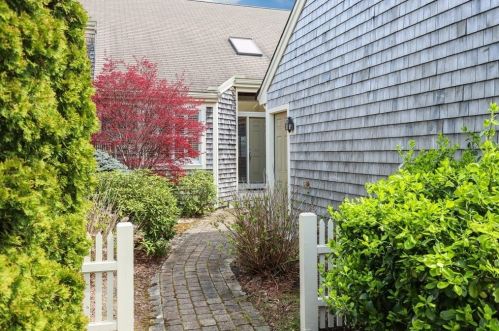 17 Pinchion Vale, Plymouth MA  02360-8800 exterior