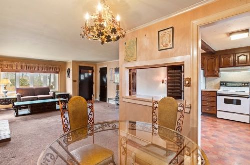 37 Spruce St, Milton MA 02186-4633 exterior