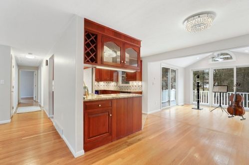 347 Prospect St, Hingham MA 02061-1140 exterior