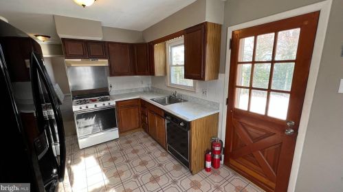 102 Military Dr, West Deptford NJ 08063-1506 exterior