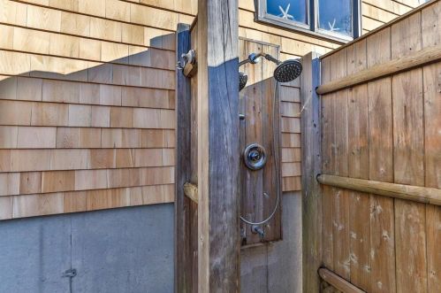 16 Joshuas Way, Chatham MA 02633-1565 exterior