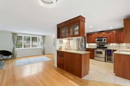 347 Prospect St, Hingham MA 02061-1140 exterior