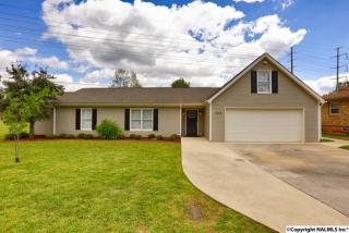 224 Curtis Dr, Huntsville, AL 35803-1032