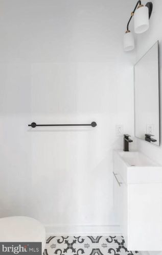 719 16 St, Philadelphia PA 19130-2924 exterior