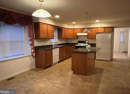 15 Eagle Ridge Dr, West Deptford, NJ 08051-1469