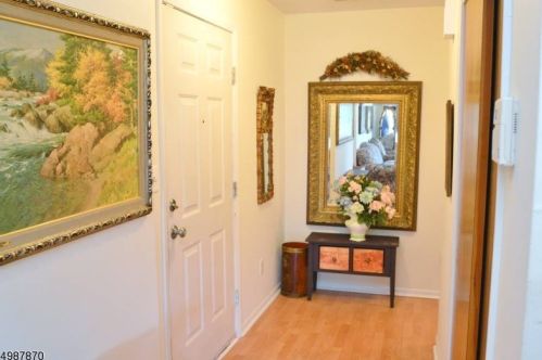 16 Donna Dr, East Hanover NJ  07936-3585 exterior