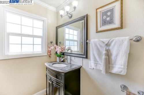 1225 Sandelin Ave, San Leandro CA  94577-3956 exterior