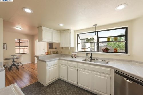 1928 Trombas Ave, San Leandro CA 94577-6127 exterior