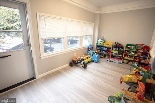 7031 Jackson St, Philadelphia, PA 19135-1807