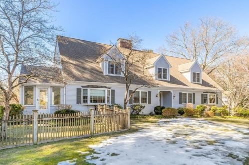 40 Edgewater Ln, Needham, MA 02492-2741