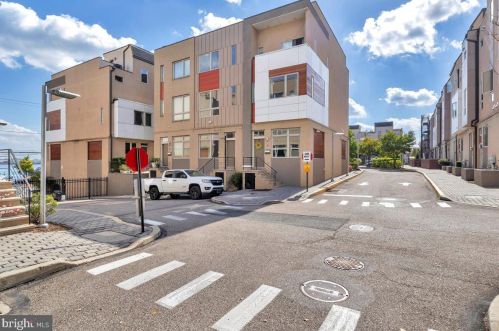 740 Columbus Blvd, Philadelphia PA  19147-3517 exterior