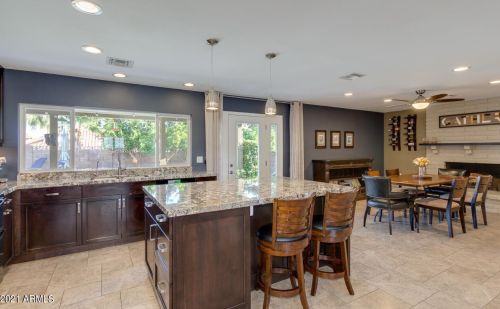 725 Country Gables Dr, Phoenix AZ 85053-4528 exterior