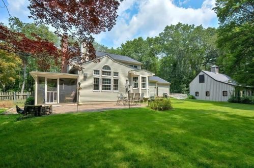 5 Maple Ln, Sutton MA 01590-1810 exterior