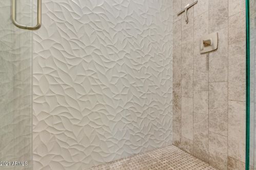 725 Country Gables Dr, Phoenix AZ 85053-4528 exterior