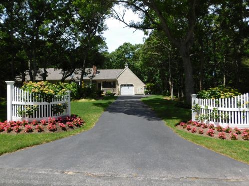 9 Courtney Rd, Harwich, MA 02645-1835