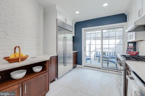 335 6 St, Philadelphia PA 19140-4560 exterior