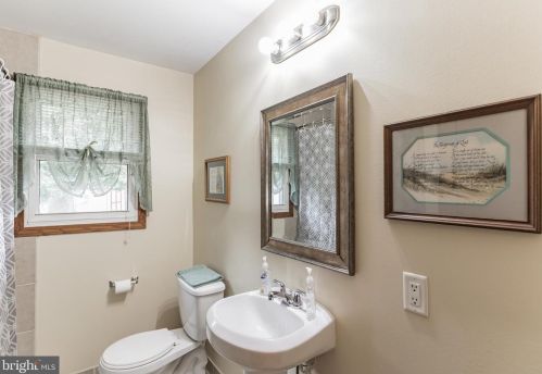 100 Holly Dr, West Deptford NJ 08096-3320 exterior