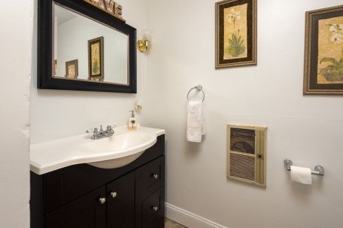 35 Grammont Rd, Worcester MA 01607-1175 exterior