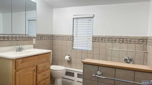 385 Stonetown Rd, Skyline Lakes NJ  07456-1308 exterior