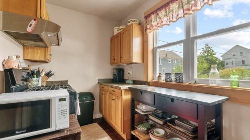 51 Morse Pl, Fall River, MA 02724-1313