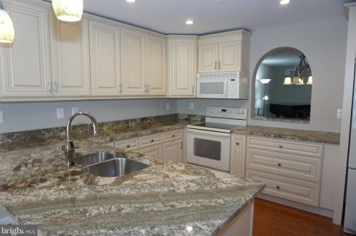 11916 New Country Ln, Columbia MD 21044-4405 exterior