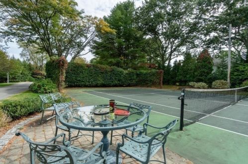 61 Brg St, Hingham MA 02061-2333 exterior