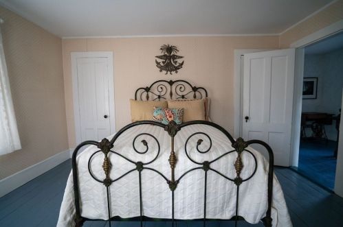 77 Mcclellan St, Amherst MA 01002-2012 exterior