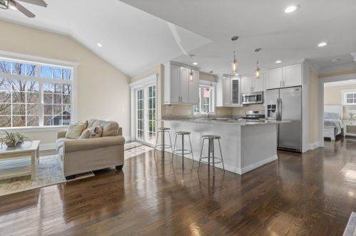 54 Cushing St, Hingham MA 02043-3625 exterior