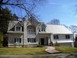 99 Pickwick Rd, Newton, MA 02465-2818