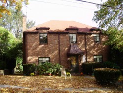 89 Montrose St, Newton, MA 02458-2726