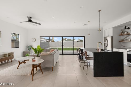 1038 Clarendon Ave, Phoenix AZ 85033-4119 exterior