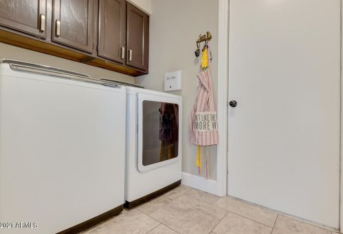 725 Country Gables Dr, Phoenix AZ 85053-4528 exterior