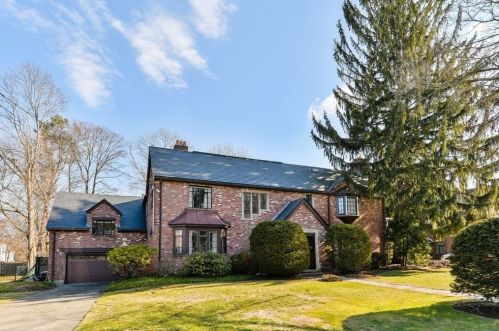 92 Gordon Rd, Newton, MA 02468-1227