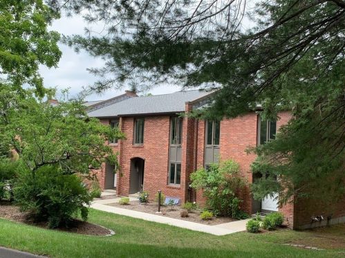 5 Bedford Ct, Amherst MA  01002-2823 exterior