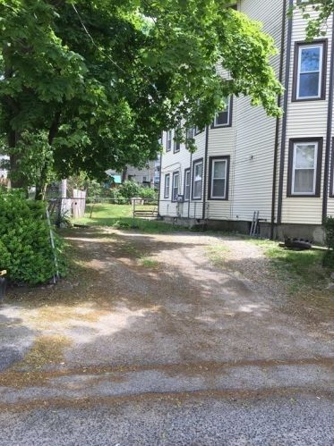 68 Windsor St, Worcester MA 01605-2141 exterior