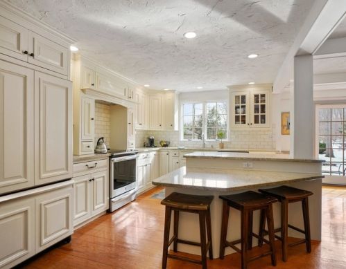 4 High St, Southborough MA 01772-1423 exterior