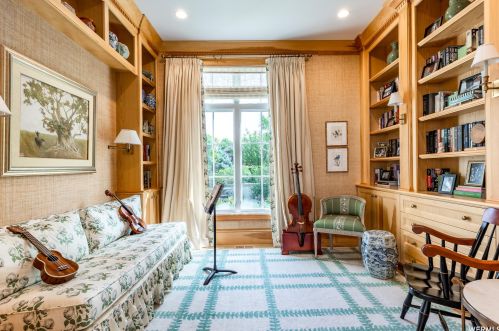 1918 Siesta Dr, Sandy UT 84093-6139 exterior