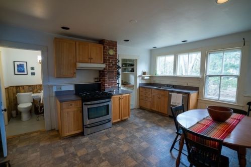 77 Mcclellan St, Amherst MA 01002-2012 exterior