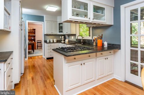 33 Pineknoll Dr, Trenton NJ 08648-3143 exterior