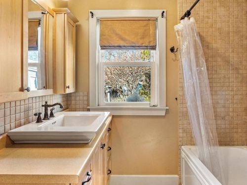 27 Anawan St, Taunton MA 02780-2952 exterior