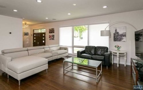 2 Monument Pl, Cresskill NJ  07626-1334 exterior