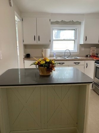 37 Courtland Cir, Milton MA  02186-4303 exterior