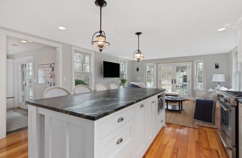 56 Elm St, Hingham MA 02043-2431 exterior