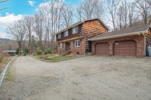16 Windbeam Ln, Skyline Lakes, NJ 07456-1221