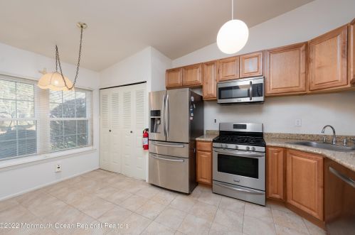 37 Boxwood Ter, Tinton Falls NJ 07701-6704 exterior